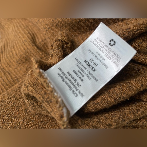 Time and Tru Brown V-Neck Sweater - Picture 3 of 4